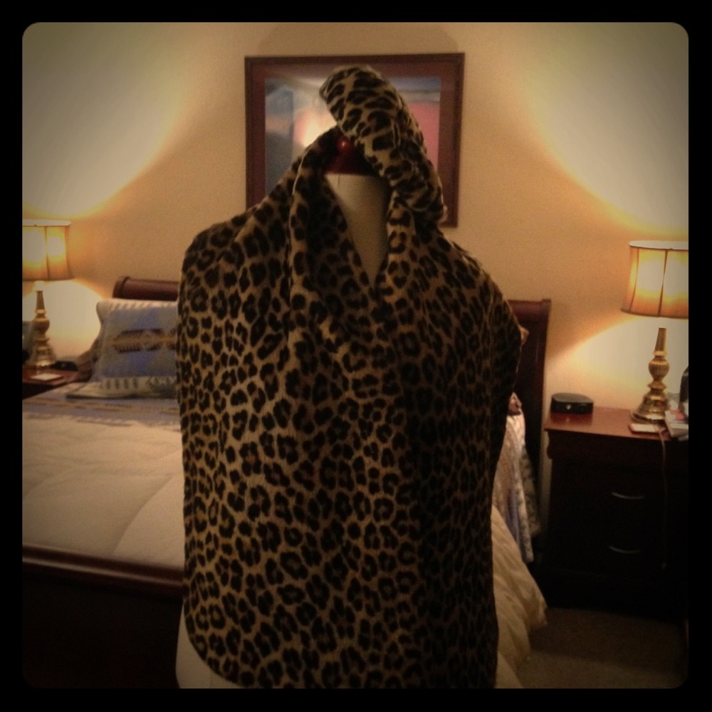 Fabulous leopard print faux fur wrap!